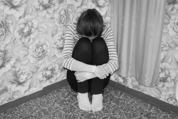 Ein Mädchen Teenageralter Sitzt Aufgebracht Einer Ecke Des Zimmers Auf — Stockfoto
