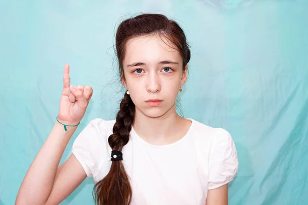 Een Meisje Met Een Lange Vlecht Toont Letter Met Haar — Stockfoto