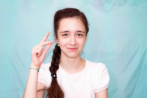 Una Chica Con Una Trenza Larga Muestra Letra Con Mano —  Fotos de Stock