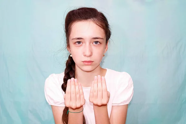 Uma Menina Com Uma Trança Longa Mostra Gesto Indicando Hoje — Fotografia de Stock