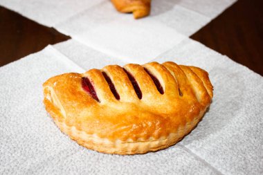 Masada beyaz bir peçeteye reçelli puf böreği. Seçici odak.