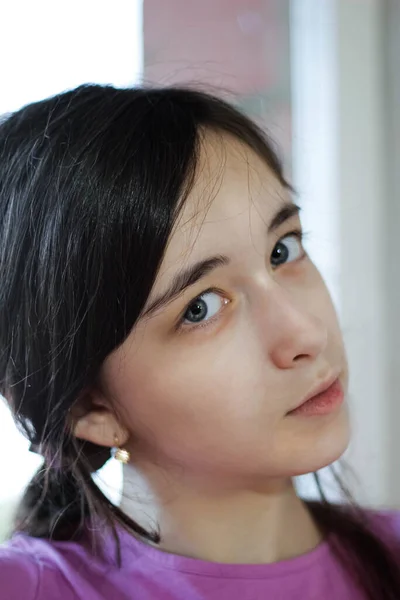 Retrato Una Hermosa Adolescente Con Ojos Azules Primer Plano Enfoque —  Fotos de Stock
