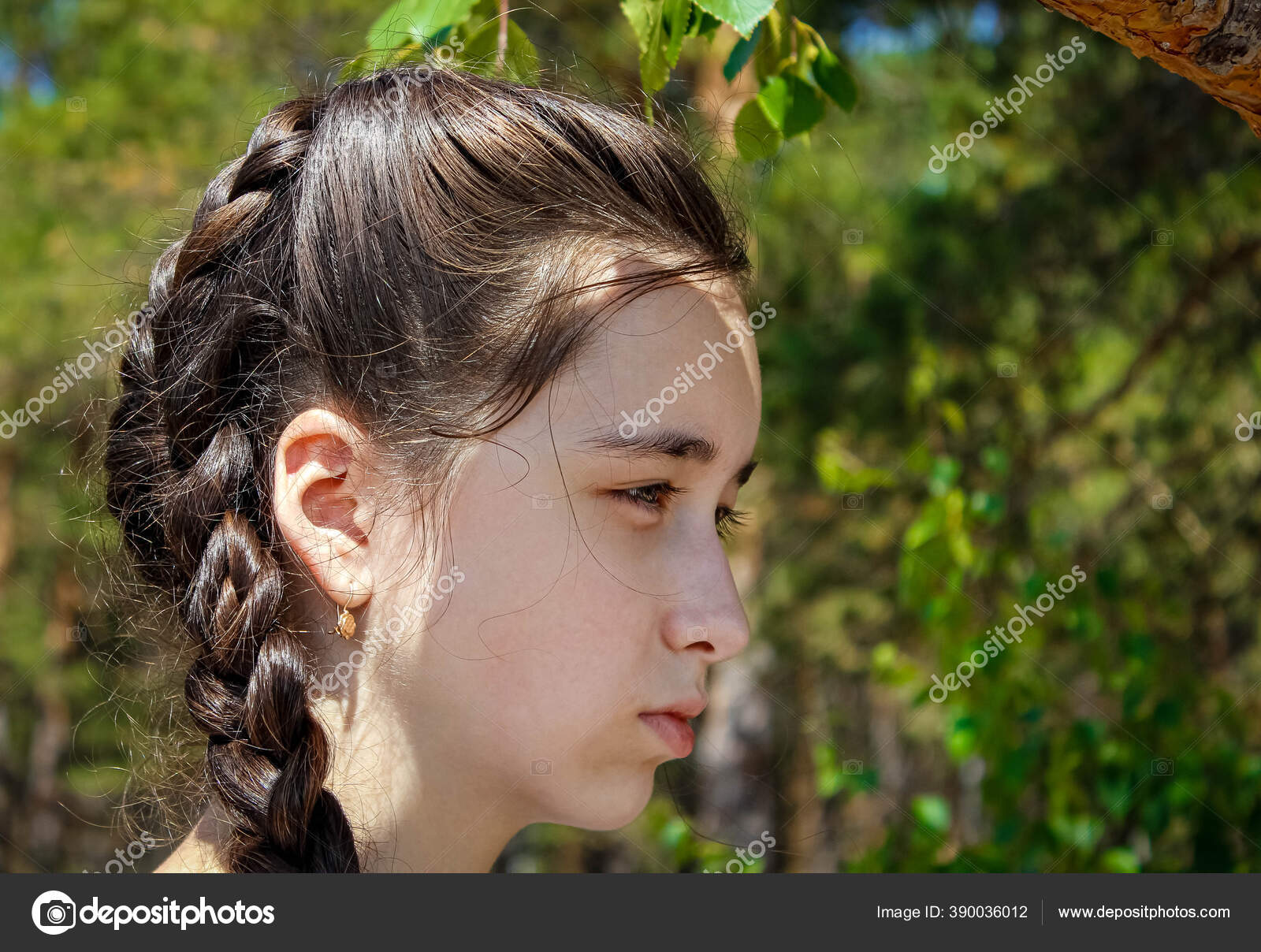 在大自然的背景下一个有着严肃面孔的少女的画像靠近点 图库照片 C Buena 80 在大自然的背景下一个有着严肃面孔的少女的画像靠近点 图库照片 C Buena 80