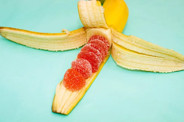Banana Meio Descascada Dentro Qual Vez Marmelada Vermelha Fruto Açúcar — Fotografia de Stock