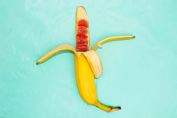 Напівчистий Банан Всередині Якого Замість Фруктового Червоного Мармеладу Цукрі Вибірковий — стокове фото