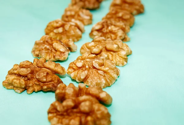 Walnut Kernel Halves Two Rows Turquoise Background Blurry Selective Shot — Stock Photo, Image