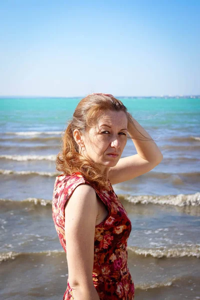 Eine Schöne Frau Mit Ernstem Gesicht Strand Mit Roten Haaren — Stockfoto