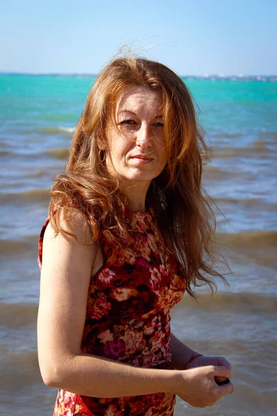 Eine Ernsthafte Junge Frau Strand Mit Hinreißenden Roten Haaren Und — Stockfoto