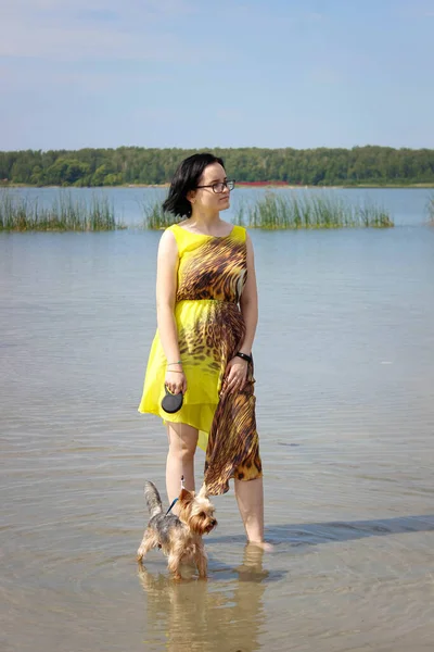 안경을 소녀는 날씨에 호숫가에서 요크셔 테리어 클로즈업 프레임 — 스톡 사진