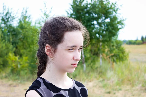 Porträt Eines Teenagers Vor Dem Hintergrund Der Natur Die Bei — Stockfoto