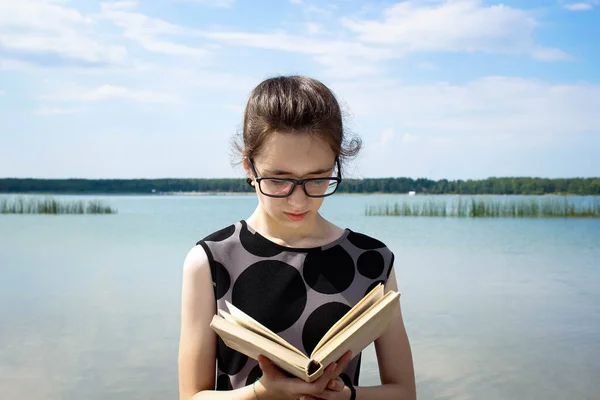 Uma Menina Escola Com Óculos Livro Natureza Perto Lago Ensino — Fotografia de Stock
