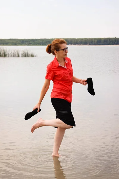 Eine Junge Geschäftsfrau Bürokleidung Steht Der Hitze Barfuß Wasser Eines — Stockfoto