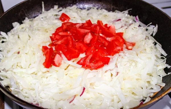 Świeżo Posiekana Kapusta Pomidorami Duszona Jest Piecu Patelni Dietetyczne Jedzenie — Zdjęcie stockowe