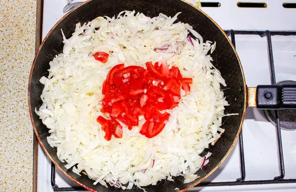 Col Fresca Picada Con Tomates Guisa Estufa Una Sartén Comida — Foto de Stock