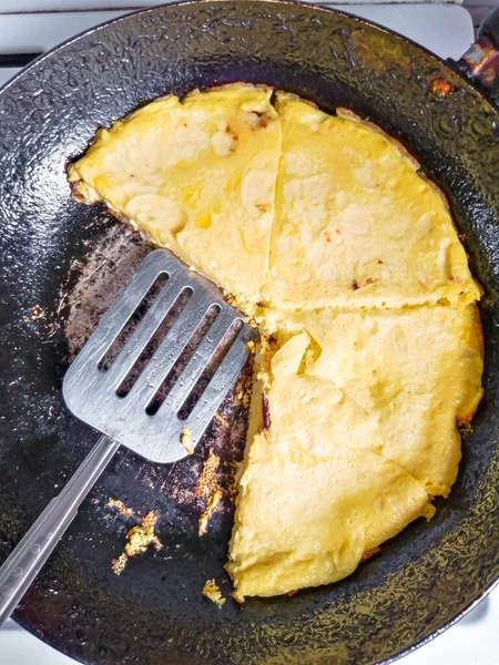 Trozos Tortilla Cocidos Una Sartén Estufa Vista Desde Arriba — Foto de Stock