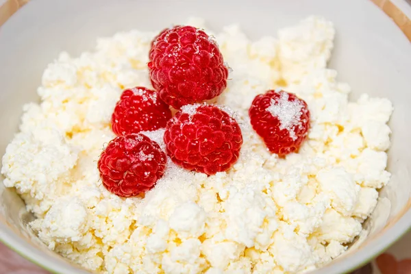 Quark Einem Teller Mit Frischen Himbeeren Dekoriert Und Mit Zucker — Stockfoto