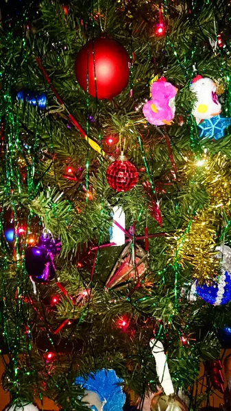 Rami Albero Natale Che Decorato Con Diversi Giocattoli Cornice Verticale — Foto Stock