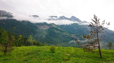 Sochi, Rusya-19 Haziran 2020: Bulutların arasındaki Soçi Dağları 'nın en güzel manzarası. Yatay çerçeve.