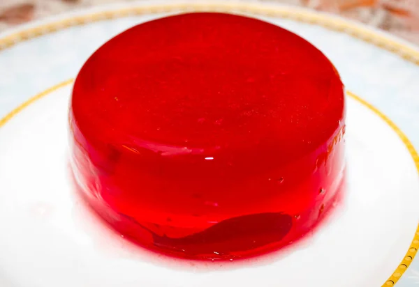 盘子里的浆果红色果冻 在家里做的 选择性射击 — 图库照片