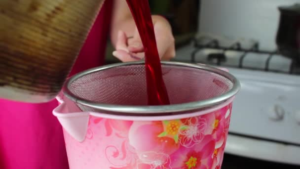 Seorang Ibu Rumah Tangga Wanita Dapur Filter Melalui Sieve Berry — Stok Video