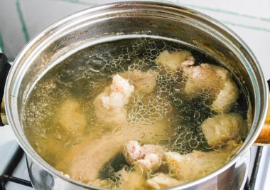 Sobanın mutfağındaki bir tencerede zengin et suyu çorbası. Seçici atış.