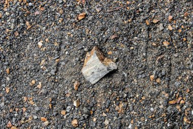 Çeşitli taş ve molozlardan oluşan koyu bir doku. Arkaplan, yakın plan.