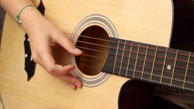 Kız çok fazla gitar çalıyor. Kapat..