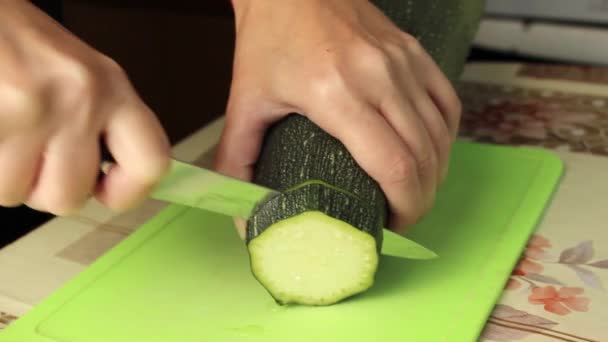 Eine Frau Schneidet Mit Einem Messer Zucchini Zucchini Auf Einem — Stockvideo