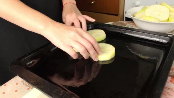 Una Mujer Pone Calabacín Crudo Cortado Anillos Una Bandeja Para — Vídeos de Stock