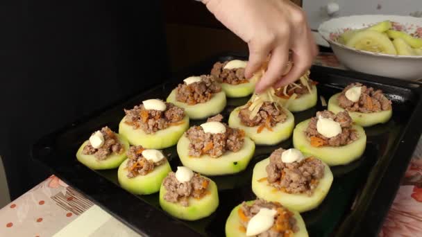 Jeune Fille Saupoudre Fromage Râpé Sur Une Courgette Avec Viande — Video