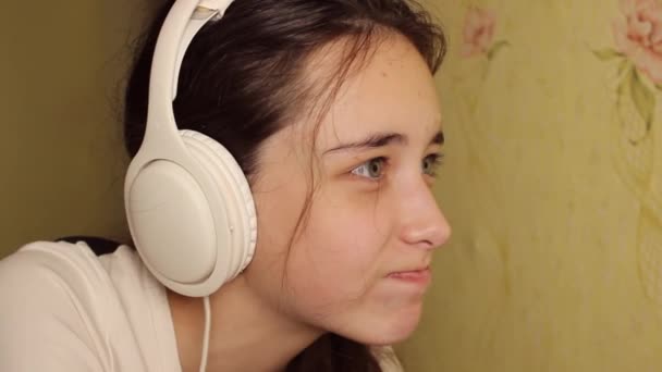 Nastoletnia Graczka Słuchawkach Różnymi Emocjami Gra Grę Komputerową Zbliżenie Selektywne — Wideo stockowe