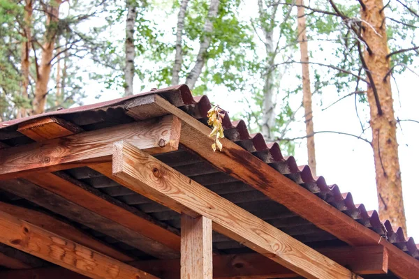 Dřevěná Střecha Letní Verandy Borovicemi Pozadí Selektivní Zaměření — Stock fotografie