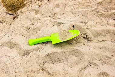 Kumsaldaki oyuncakların figürleri kumun üzerinde duruyor. Kapat..