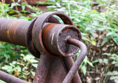 Eski paslı bir kuyu kapısı bir kova su taşırdı. Seçici atış.