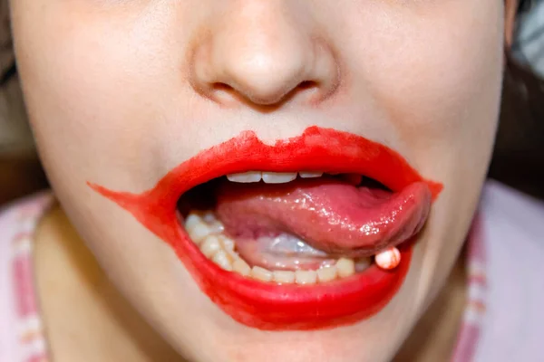 Labios Pintados Payaso Rojo Una Cara Con Una Lengua Que —  Fotos de Stock