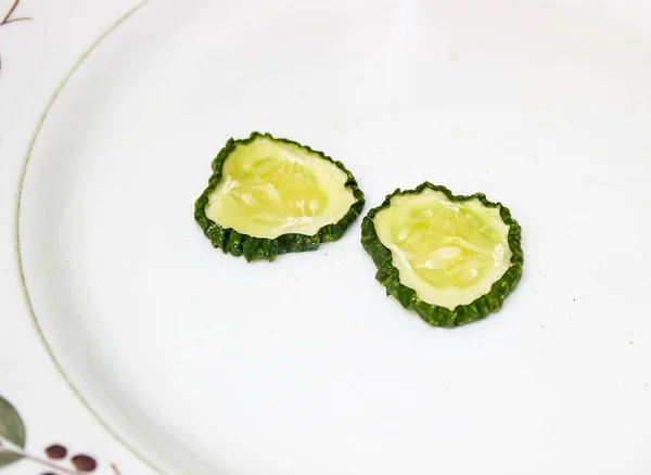 剩下的切碎的干黄瓜放在盘子里 特写镜头 有选择的重点 — 图库照片