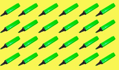 Sarı arkaplanda yeşil işaretli metin işaretleyici.