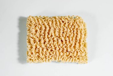 Hafif bir arka planda kuru erişte briketi. Üst görünüm, seçici odak.