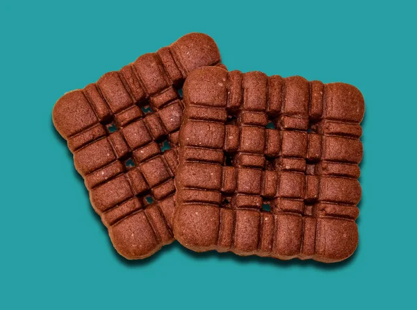 Dwa kwadratowe ciasteczka czekoladowe na kolorowym tle. — Zdjęcie stockowe