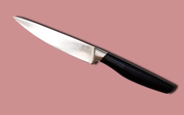 Mutfak çelik bıçağı, pembe-kahverengi arka planda izole edilmiş..