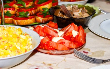 Tatilden önce farklı yemeklerle servis yaptım. Yakın çekim, seçici çekim.