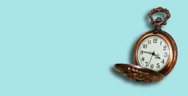 Mavi arka planda cep saatini aç. Seçici çekim, yatay çerçeve.