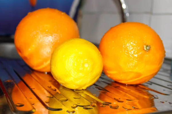 Cítricos Lavados Húmedos Encuentran Cerca Del Fregadero Cocina Limón Naranja —  Fotos de Stock