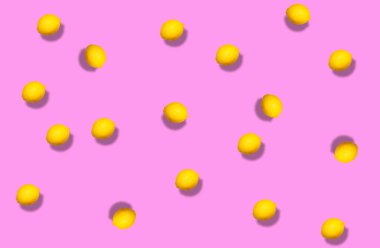 Pembe arka planda gölgesi olan bütün limonların meyve deseni. Kalıplar, baskılar ve tarif yerleri için citrus şablonu.