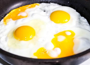 Tavada kızarmış tavuk yumurtası. Yakın çekim, seçici çekim.