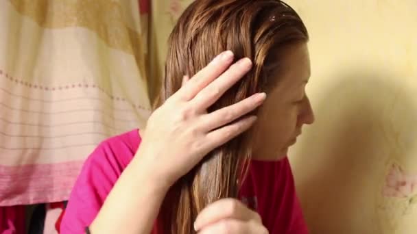 Eine Junge Frau Trägt Eine Nährende Haarmaske Auf Nahaufnahme — Stockvideo