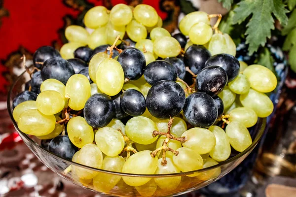 Des Grappes Raisins Verts Noirs Dans Vase Sur Table Gros — Photo