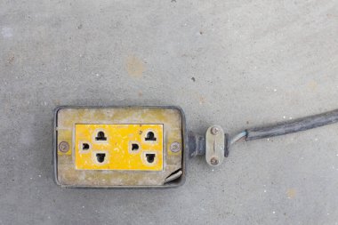 Güvenli olması için elektrik prizi kablosu döşenmiş. Elektrik prizleri..