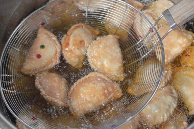 Beyaz tabakta körili puf. Körili börek, abur cubur, hamur işi, dolma çörek..