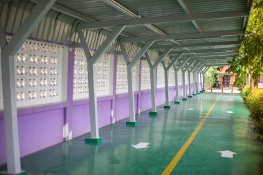 Geçidin yeşil bir çatısı var..